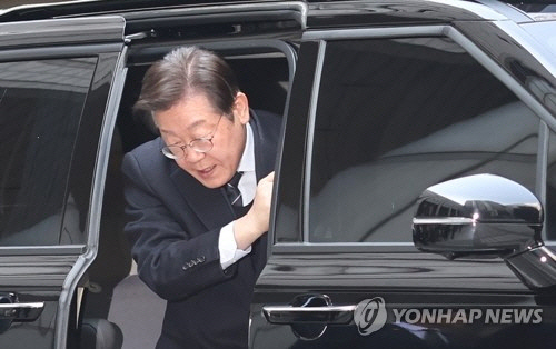 이재명 더불어민주당 대표가 1일 서울 서초구 서울중앙지법에서 열린 '대장동·위례·백현동·성남FC 사건' 1심 공판에 출석하기 위해 차에서 내리고 있다.   [연합뉴스]